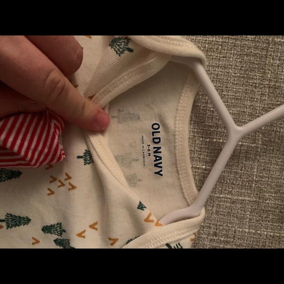 Old navy tree onesie - Picture 2 of 2